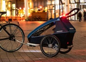 der-croozer-kid-plus-fahrradanhaenger-ist-der-einzige-anhaenger-mit-integriertem-wiederaufladbarem-sensor-licht