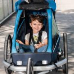 im-croozer-kinderanhaenger-fuers-fahrrad-haben-kinder-bis-5-jahren-bzw.-117-cm-koerpergroesse-platz