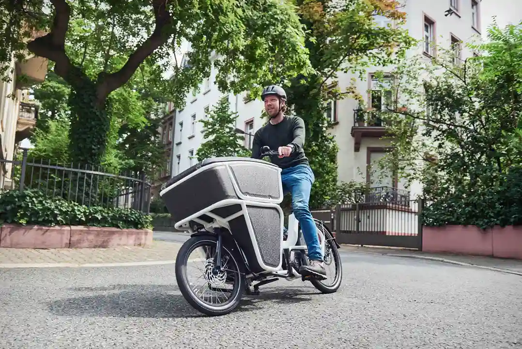 urban-arrow-shorty-bakfiets-wit-lifestyle-1 (1)