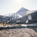 Courier bij strand outdoor